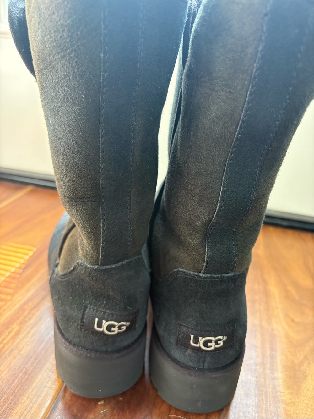 UGG Classic Cuff Short Black Sheepskin Boots Convertible Size 7 EU 38